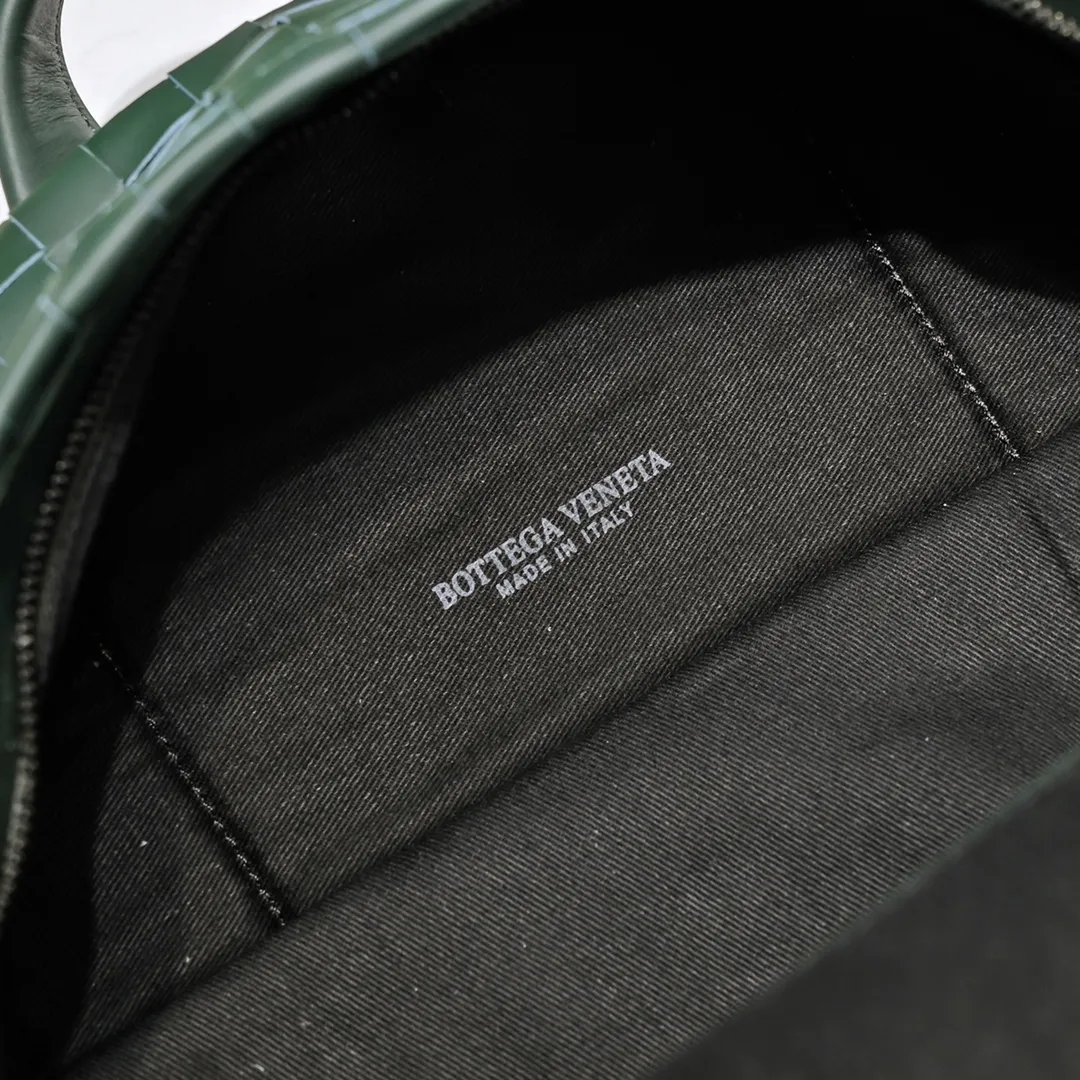 New 👇BV Baodiejia's new woven backpack is a must-have item for travel, and the backpack is definitely the first choice for popularity. As the iconic classic element of the brand, it is well integrated into larger backpacks. It uses woven strips with a width of 1.5 to make the whole more coordinated. Fashion and recognition are well balanced. No logo, low-key and generous. Italian calfskin + canvas lining. High functionality, size: width 32*43cm